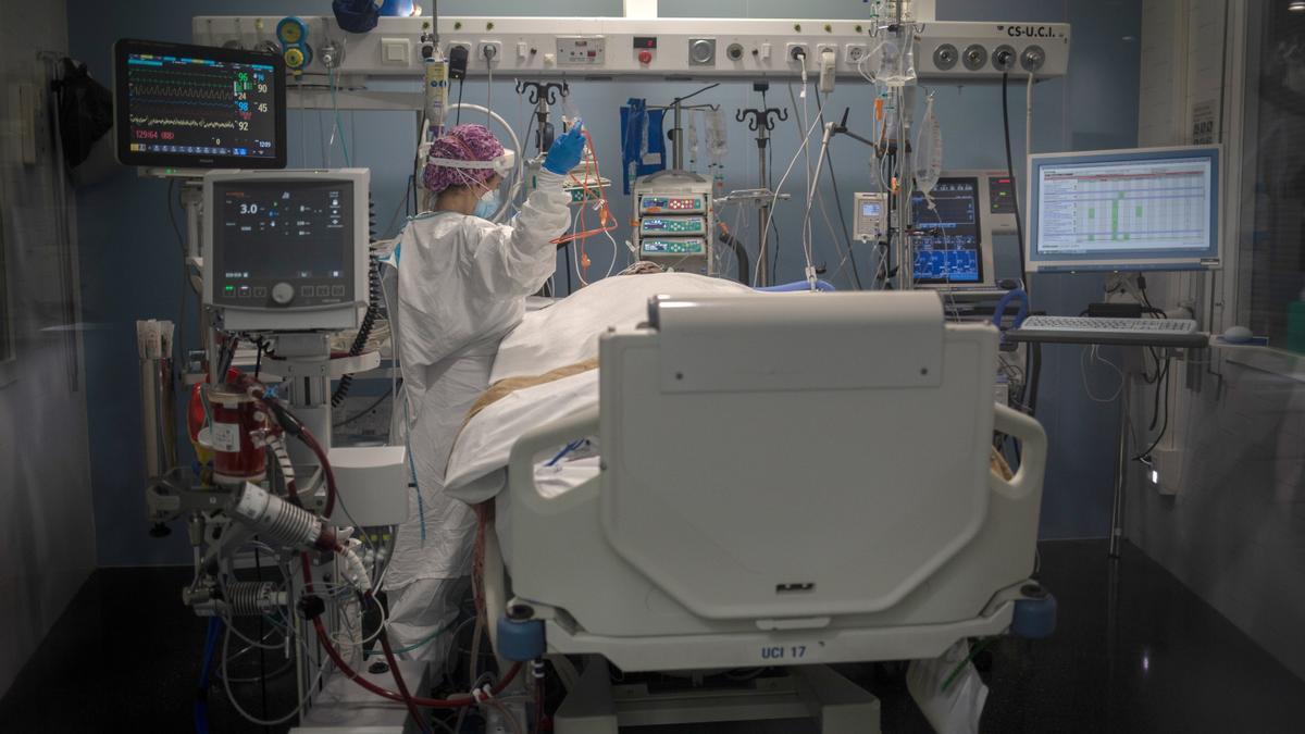 Atención a un paciente con covid en el Hospital del Mar de Barcelona