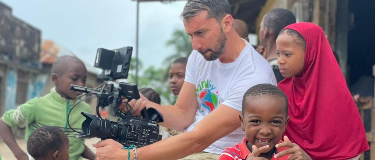 Pere Salom grabando el documental para la Fundación Escribano, que ha reformado una escuela en Mgonjoni.