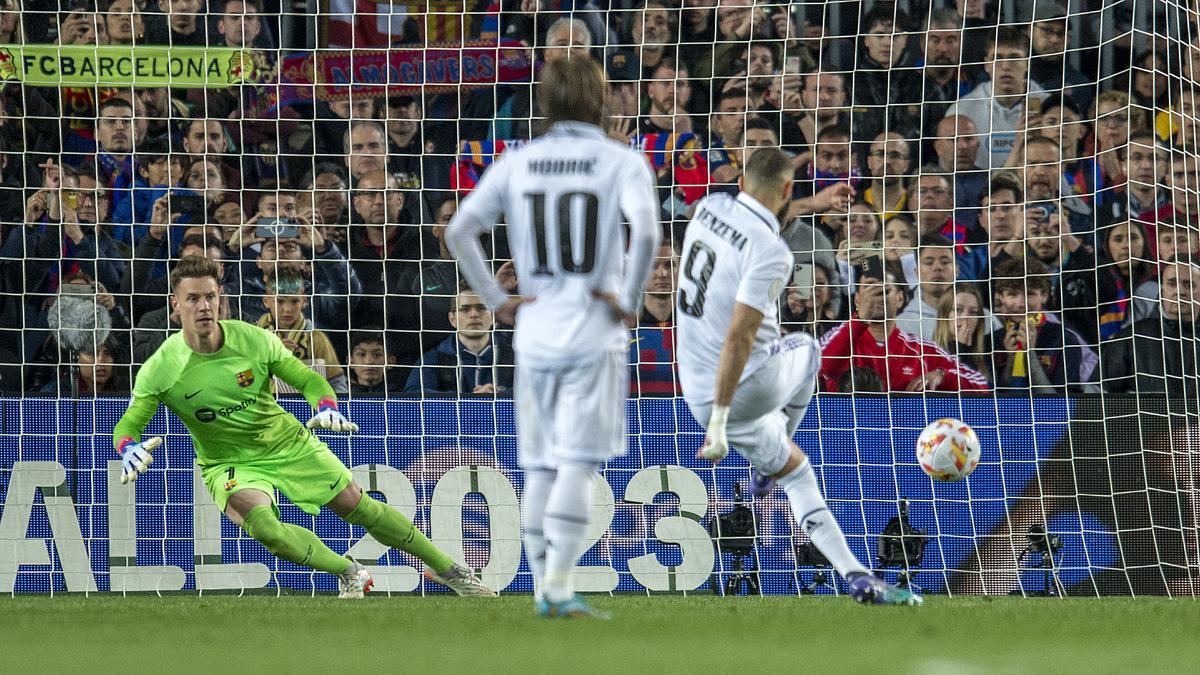 Benzema anota su tercer gol en el Camp Nou desde el punto de penalti