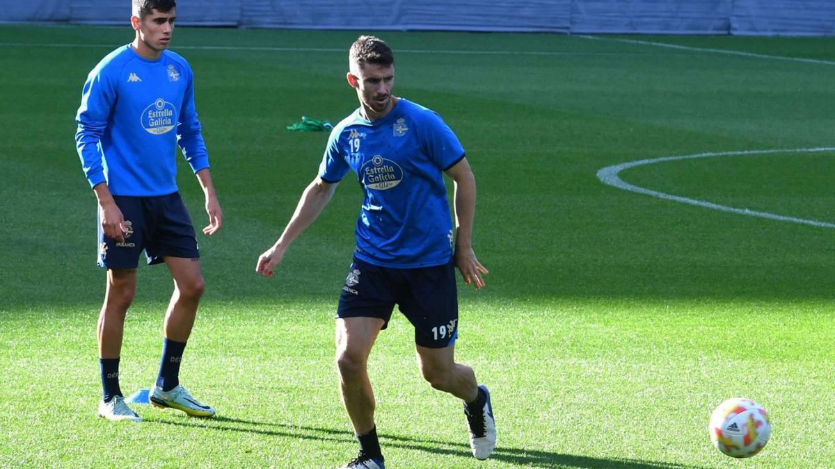 Jaime, en el centro, junto a Villares, durante la sesión de ayer en el estadio. |  // V. ECHAVE