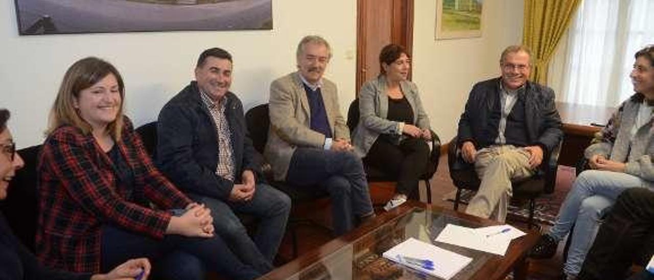 Reunión anterior de los alcaldes y la Xunta sobre la Vía Verde. // N. P.