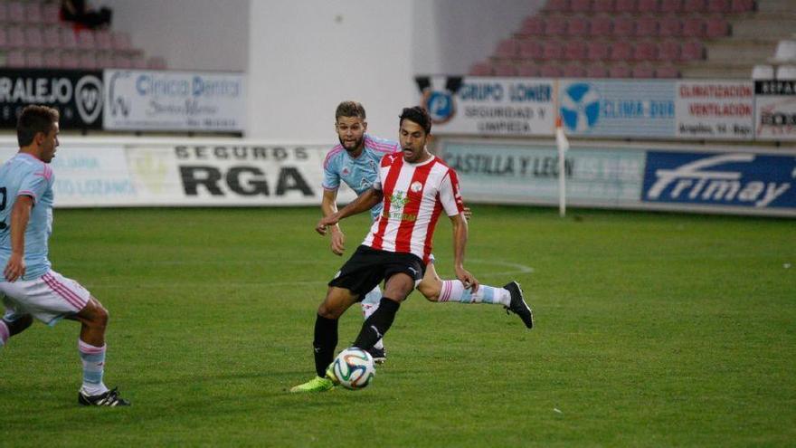 Sergi Mut controla el balón ante el Celta B