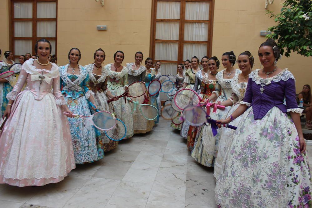 Tres generaciones de falleras en la Batalla de Flores