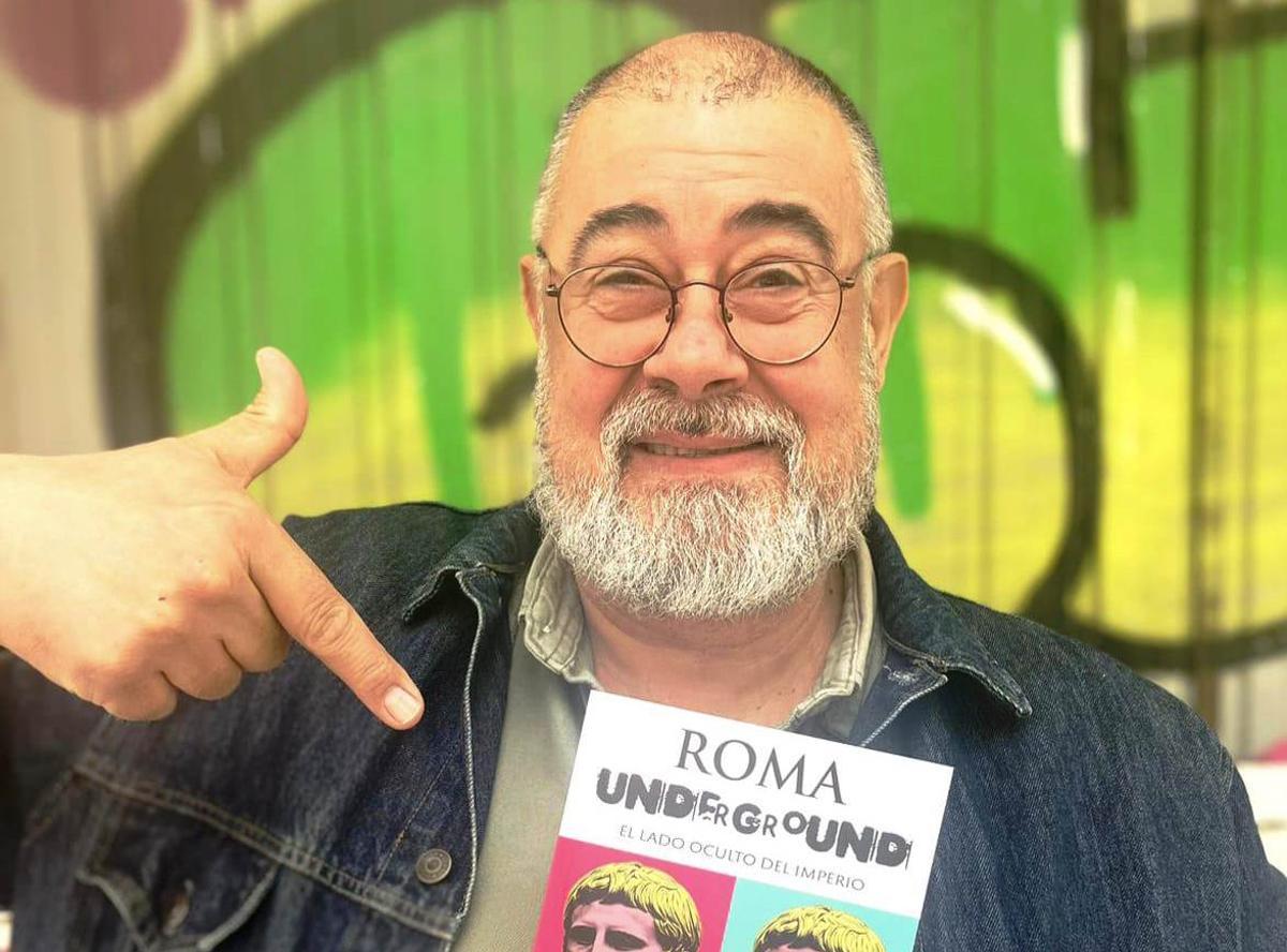 Paco Álvarez, con su último libro.