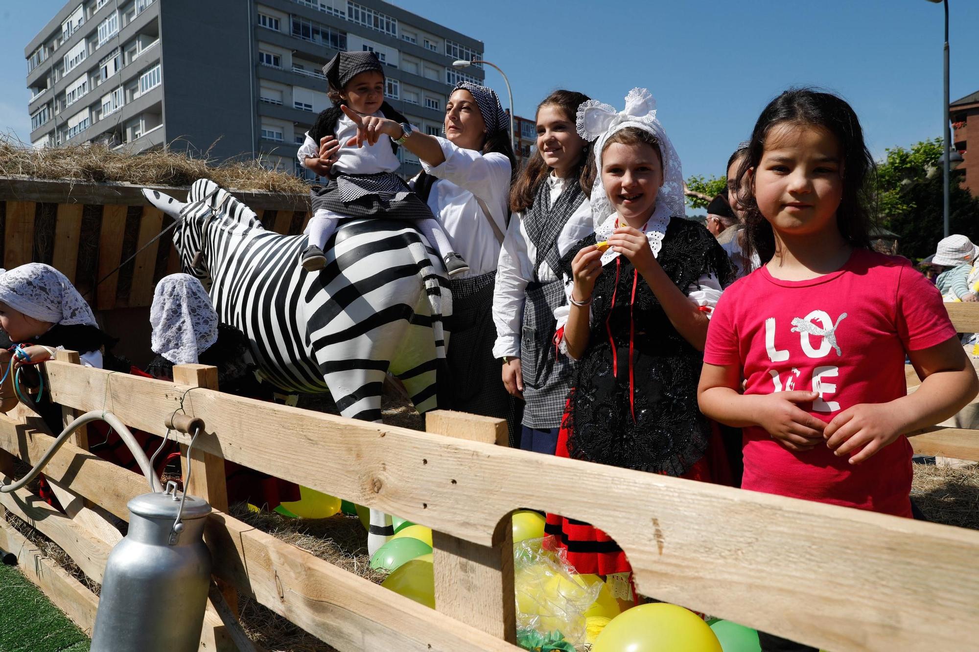 EN IMÁGENES: Así se ha vivido el desfile de carrozas y xarrés de las fiestas de San Isidro en Piedras Blancas