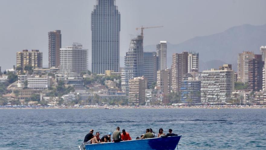 Interceptan una patera con 11 inmigrantes cerca de cala Tio Ximo en Benidorm