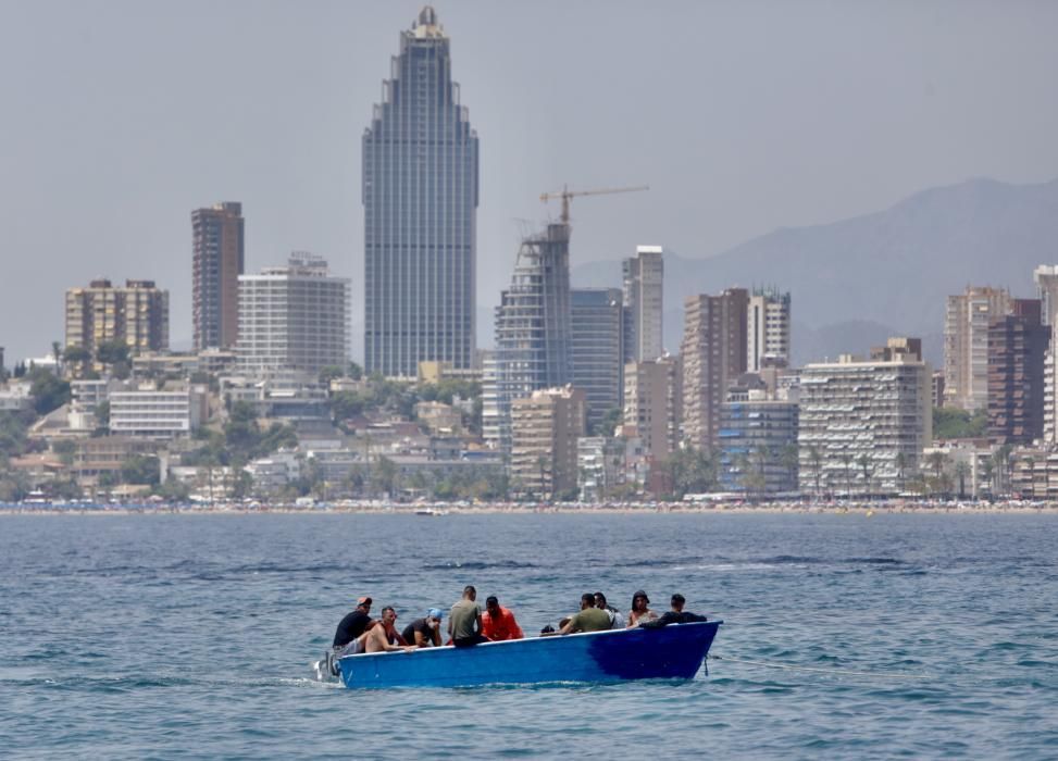 La Guardia Civil la ha localizado a cinco millas de Sierra Helada y en estos momentos están llegando al puerto de la localidad