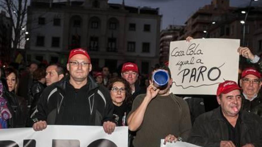 Un trabajador llega ayer a la asamblea de trabajadores.