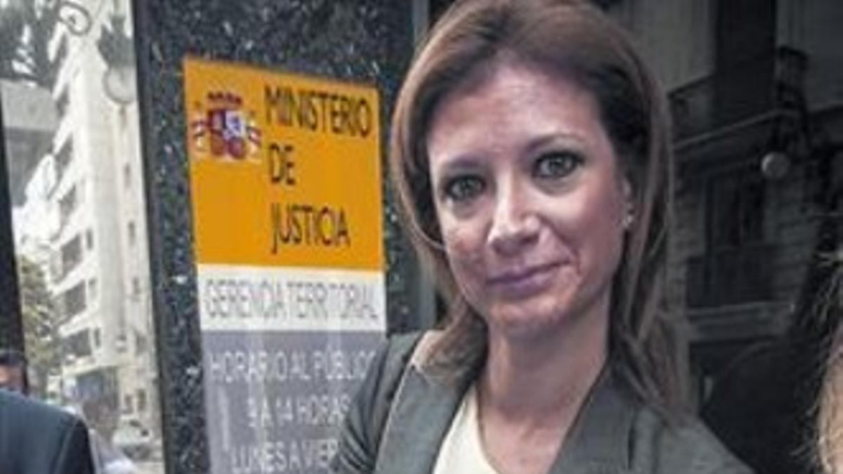 La hermana del fallecido presenta firmas contra el indulto, el martes.