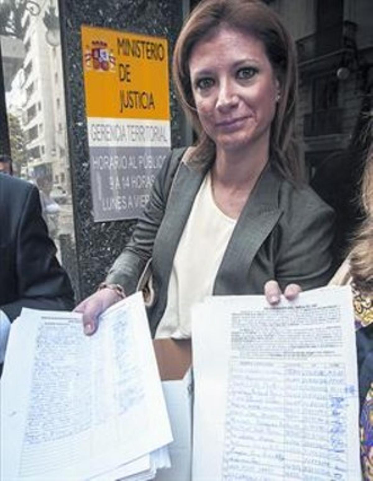 La hermana del fallecido presenta firmas contra el indulto, el martes.