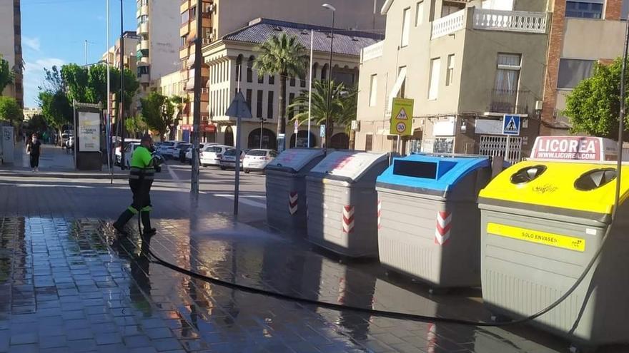 Un operario de la limpieza viaria baldea una acera en la Rambla de Sant Joan d&#039;Alacant.