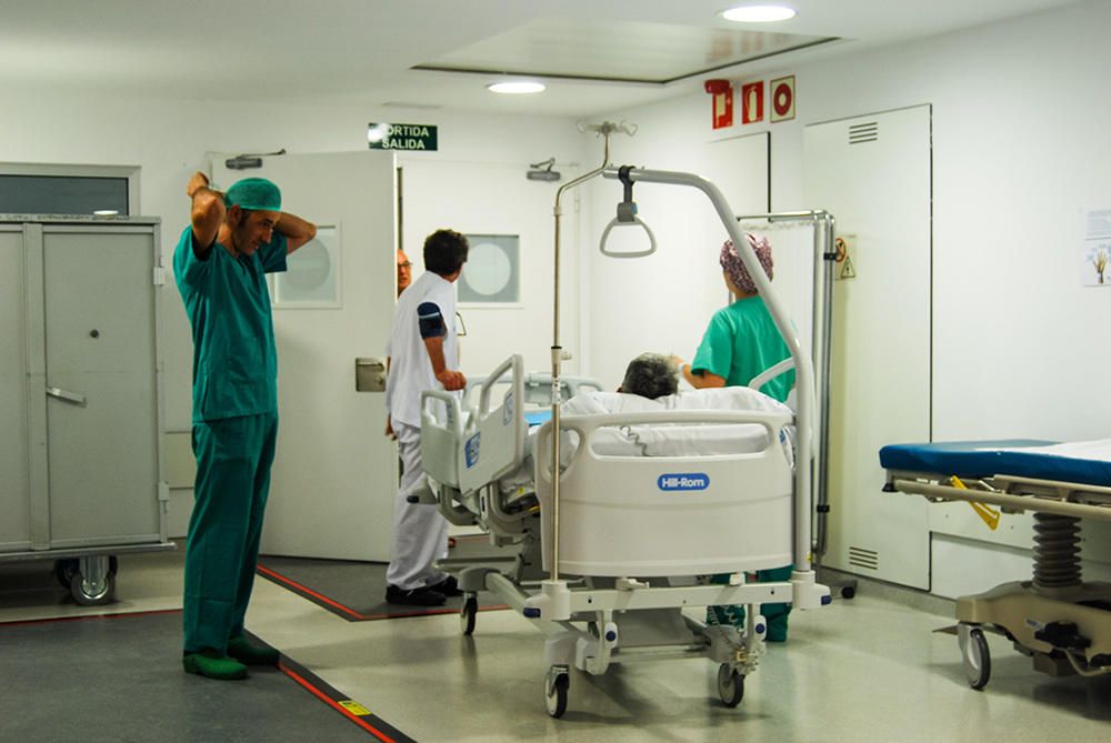 El bloque quirúrgico del Hospital Can Misses se despierta a las siete y media de la mañana, cuando llega Sonia García, auxiliar que comienza a preparar la actividad programada del día.