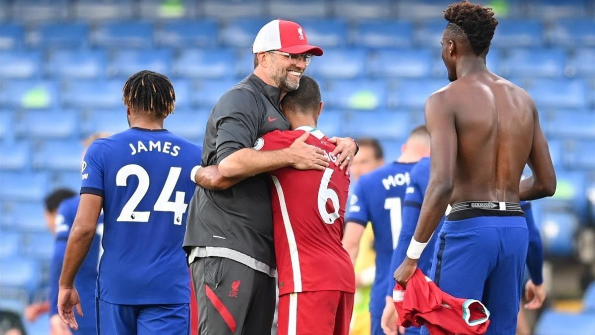 Klopp se abraza a Thiago tras el partido del debut del español.