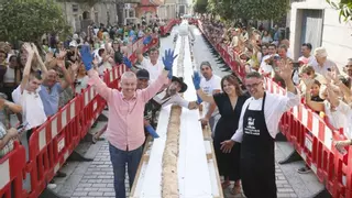 A Cañiza bate (otra vez) el récord Guinness con un bocadillo gigante: una loncha de jamón de 27 metros en una barra de pan de 20,90