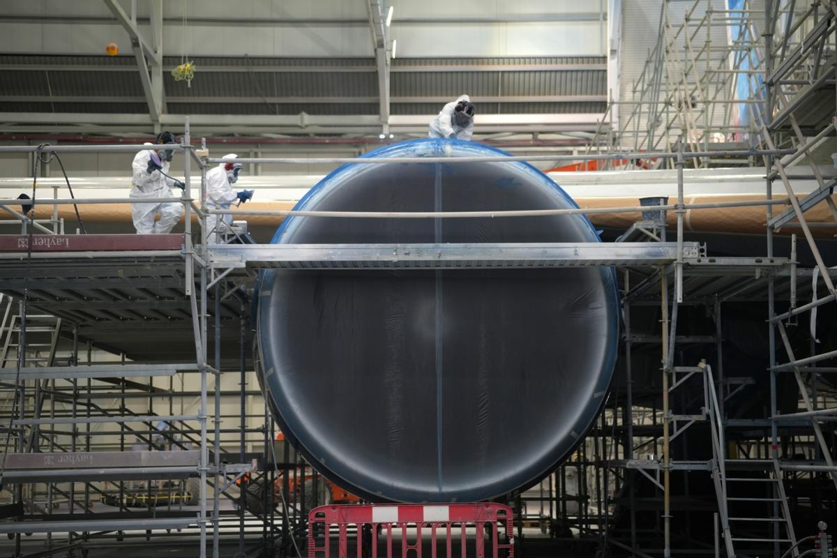 La actividad de pintura y mantenimiento aeronáutico, como la que realiza IAC, requiere una preparación muy específica.