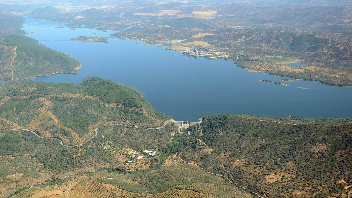 Vista aérea del embalse de Puente Nuevo, incluido en las zonas de riesgo de gripe aviar.