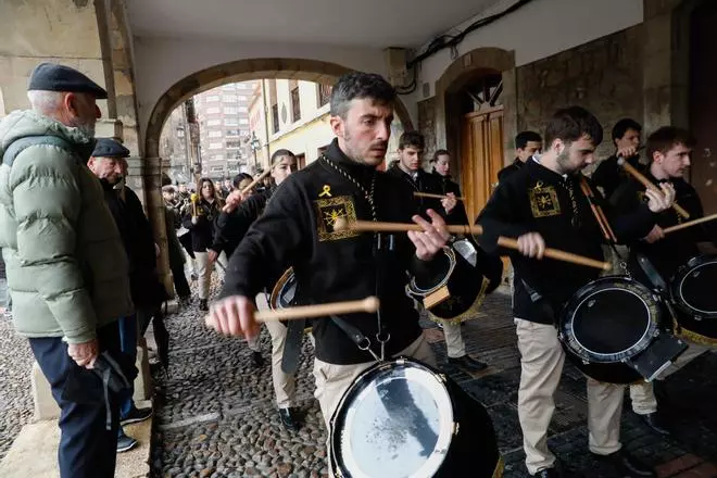 La Semana Santa se pone en marcha a ritmo procesional, pero deslucida por la lluvia