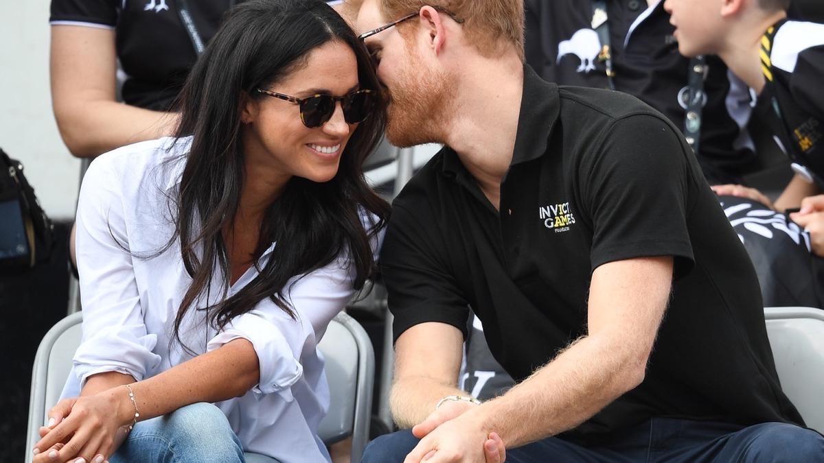 Meghan Markle y el príncipe Harry charlan distraídamente