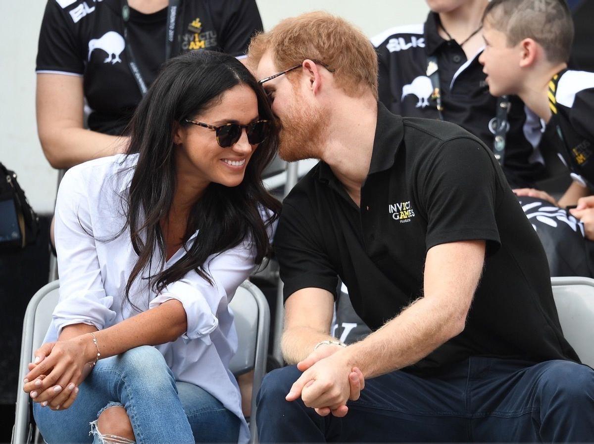 Meghan Markle y el príncipe Harry charlan distraídamente