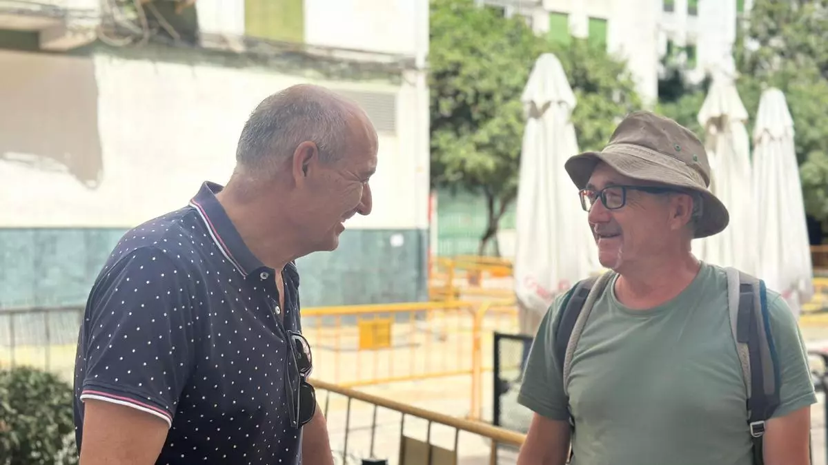 La otra cara del barrio de la Macarena: los vecinos limpian lo que el Ayuntamiento olvida
