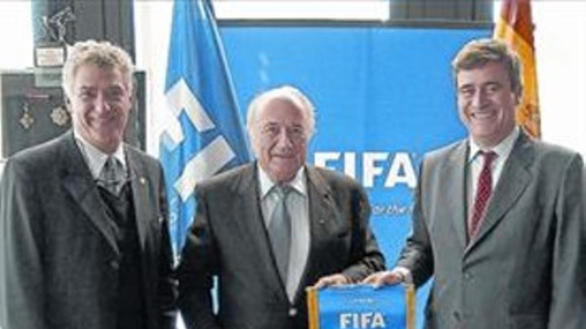 Villar (izquierda), Blatter (centro) y Cardenal, en Zúrich, en el 2012.