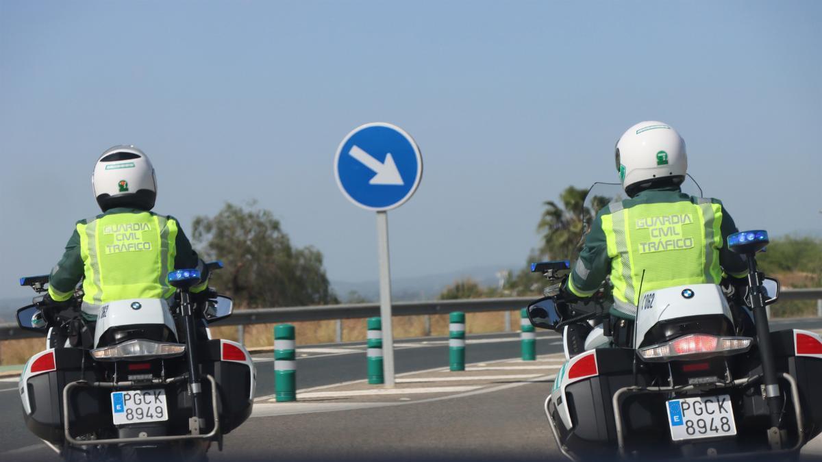 Multado con 200 euros por conducir con la baliza V 16 pero no llevar en el maletero el elemento mecánico circular obligatorio en caso de accidente la Guardia Civil extrema la vigilancia en carrete
