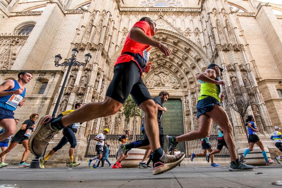 Corredores participan en el medio maratón de Sevilla.