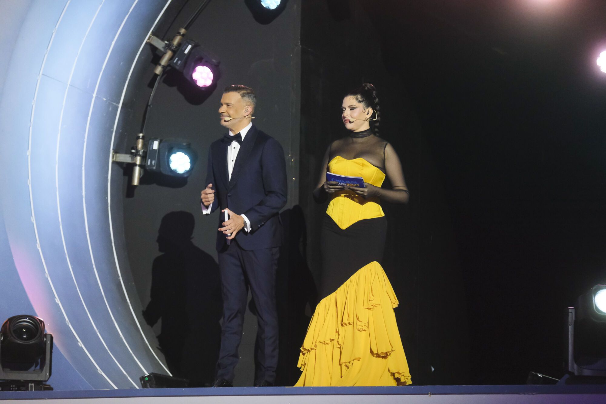 Presentadores en la Gala de la Reina del Carnaval. 