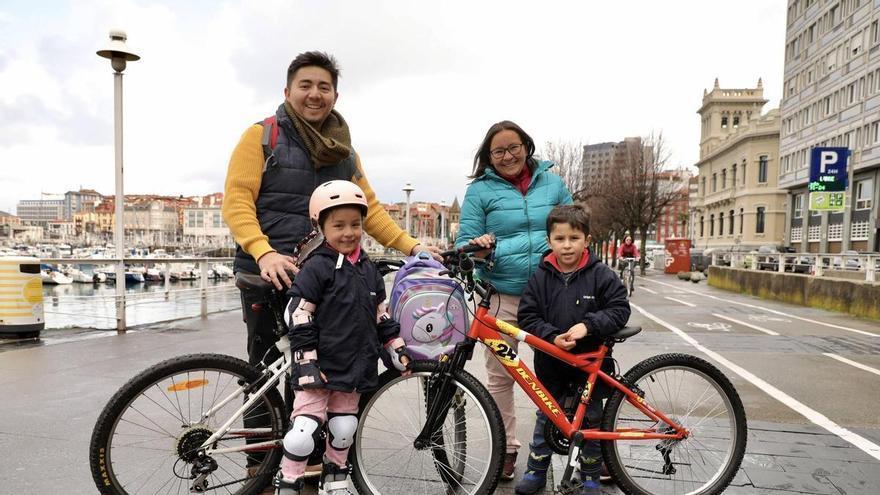 De estreno tras una noche de nervios: los niños disfrutan de sus regalos de Reyes