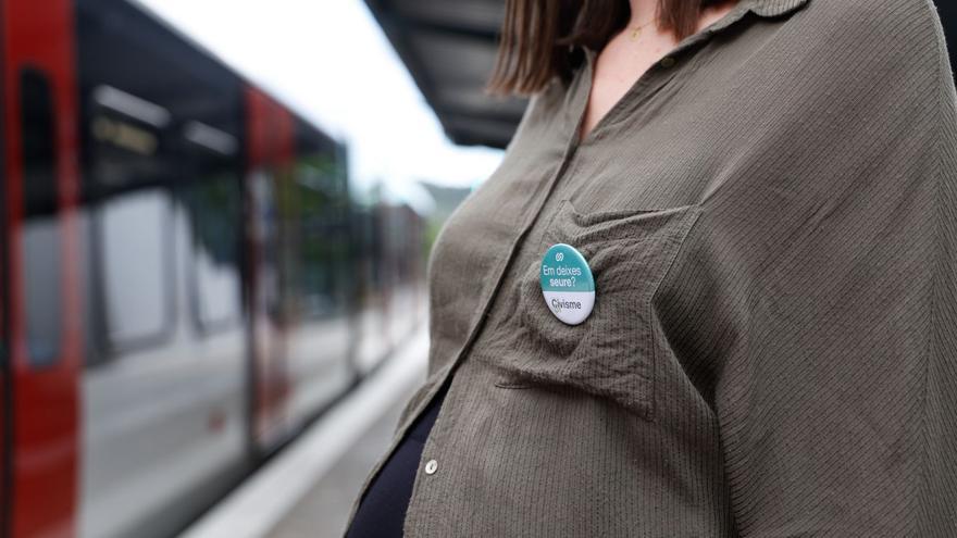 Ferrocarrils dona xapes a persones sensibles perquè se’ls cedeixi el seient