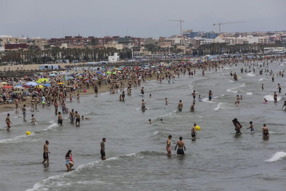 Las playas de València se llenan el primer fin de semana del verano