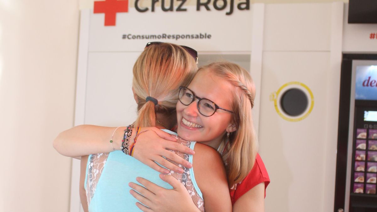 Una joven voluntaria de Cruz Roja.