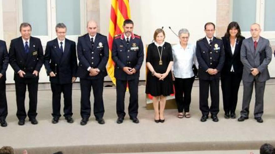 Foto de família d&#039;autoritats i representants dels premiats.