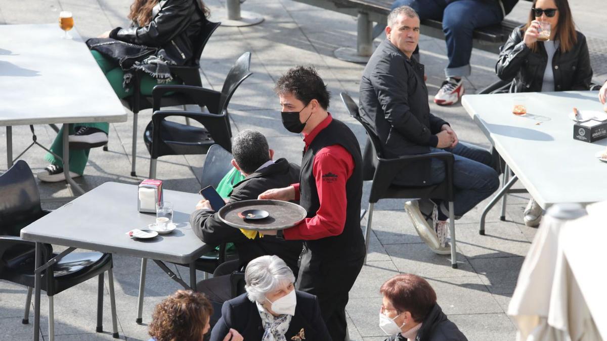 Un camarero de una de las terrazas de la plaza España de Zaragoza.  | ÁNGEL DE CASTRO