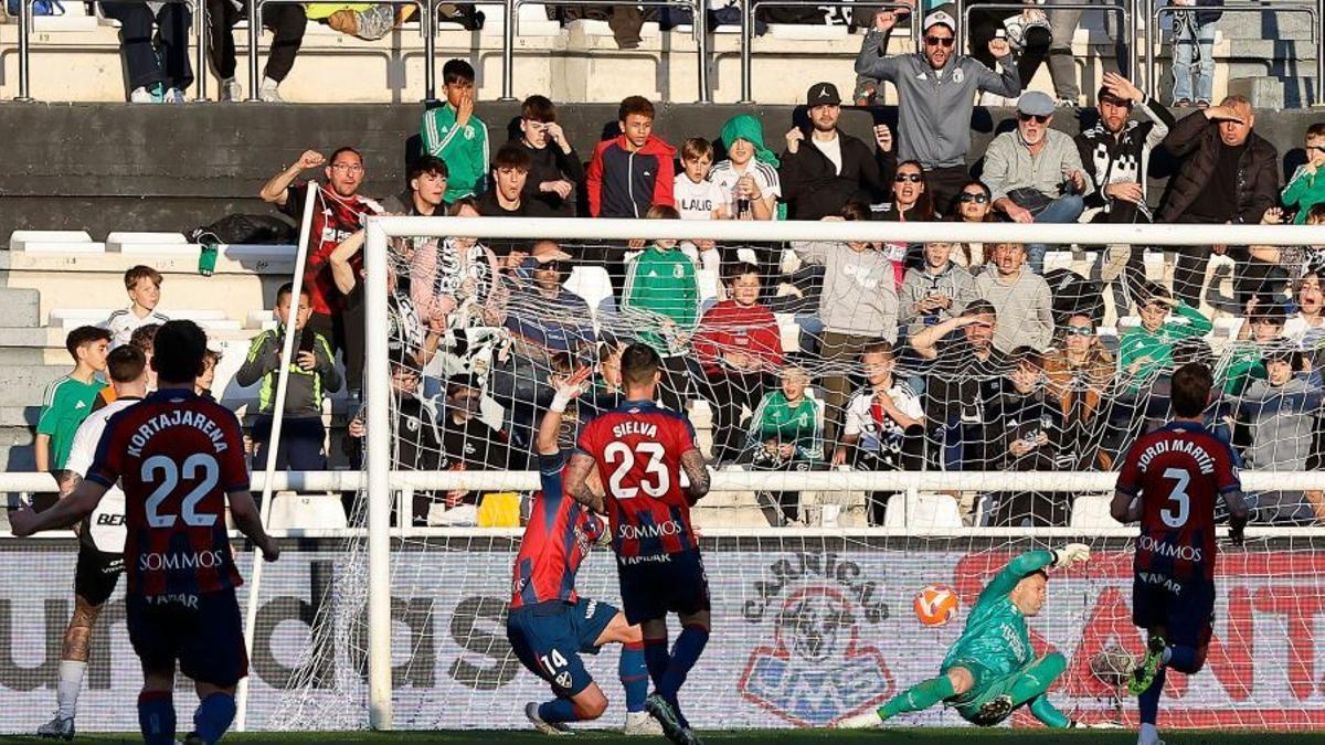 Dani Jiménez no puede atrapar el balón en uno de los dos goles marcados por el Burgos.