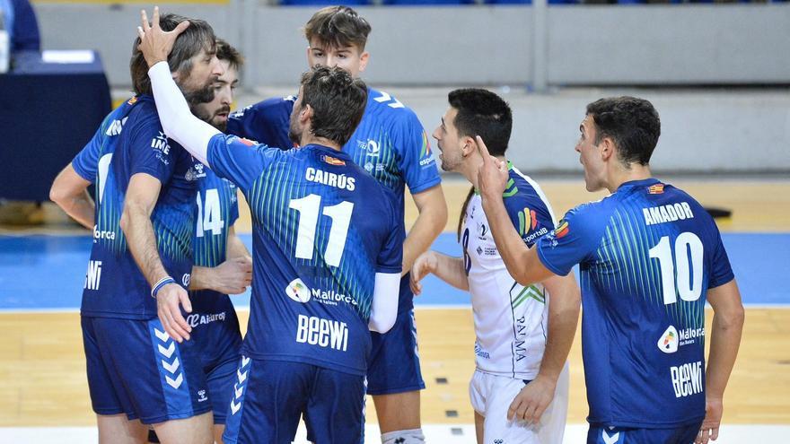 Los jugadores del Voley Palma celebran un punto