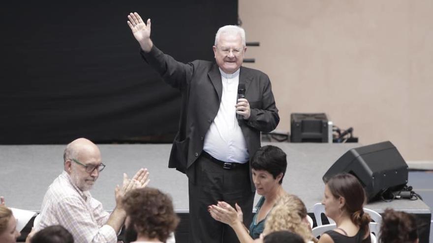 Monseñor Javier Salinas, ayer, despidiéndose de los profesores de las escuelas diocesanas de Mallorca