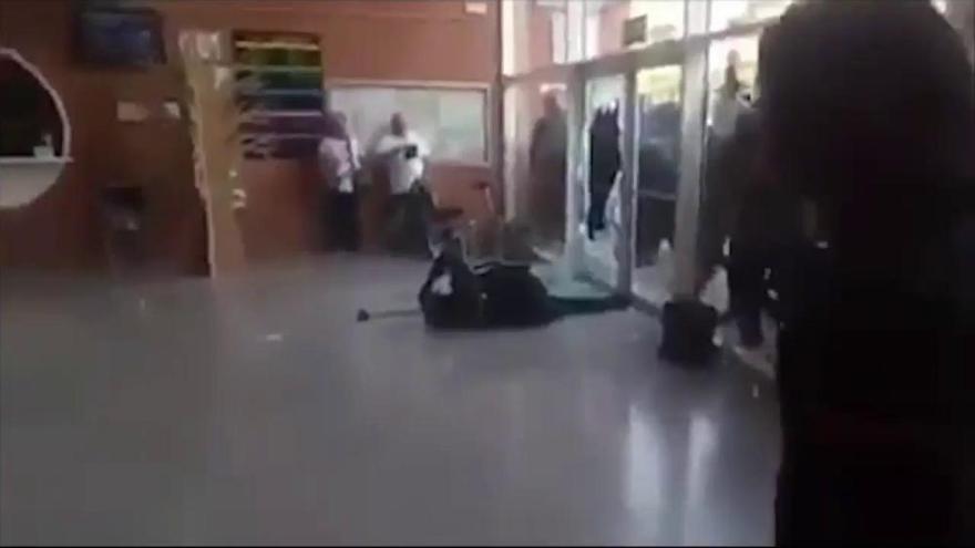 Un policía entra en un colegio y acaba tumbado de un sillazo