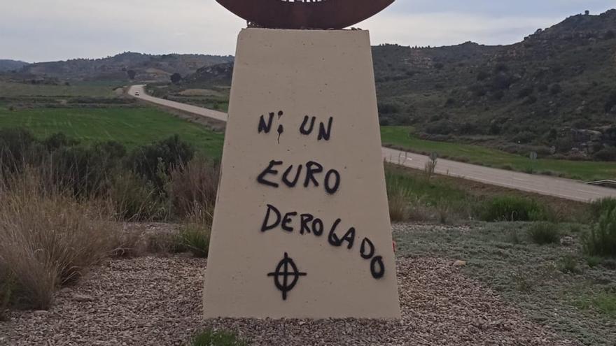 Vandalizado con pintadas fascistas el monolito a las Brigadas Internacionales de Caspe