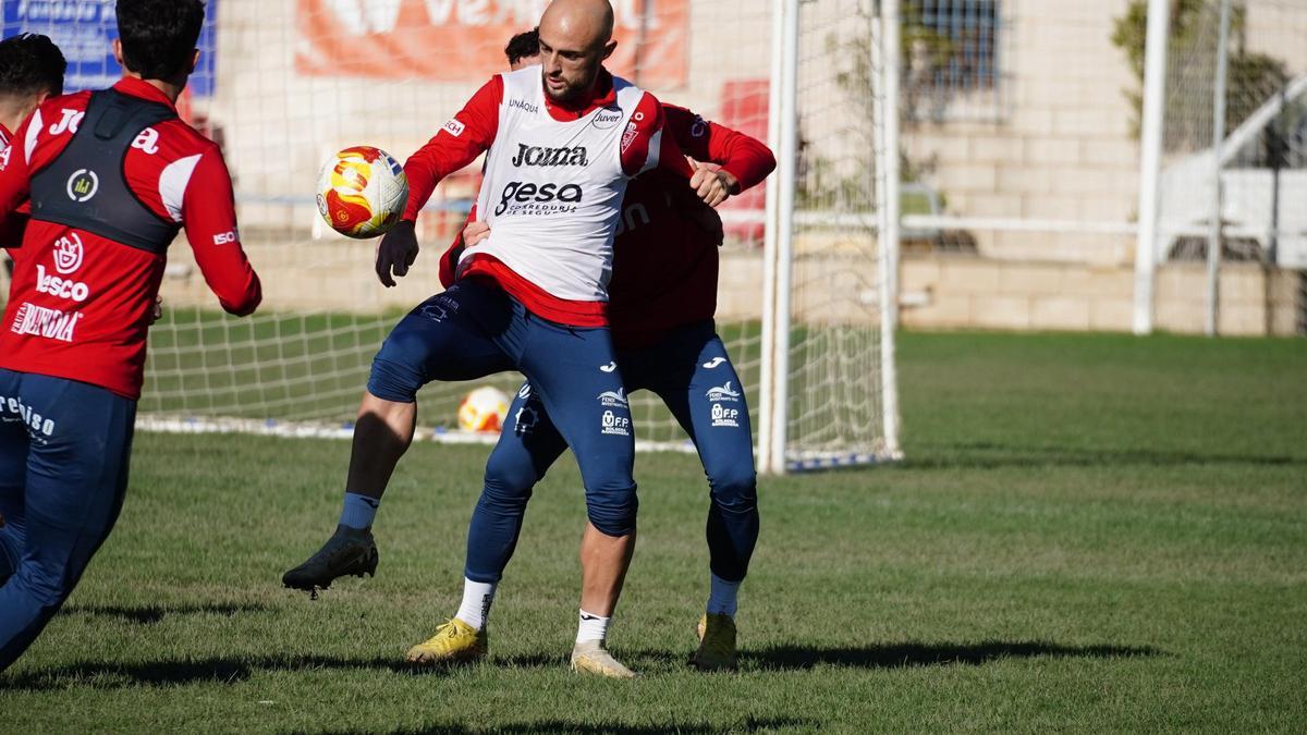 Ekain, jugador del Real Murcia, durante un entrenamiento esta semana.