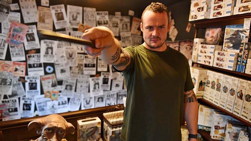 Josh Herdman con una vara mágica en La Tienda Que No Debe Ser Nombrada.   | // V. ECHAVE