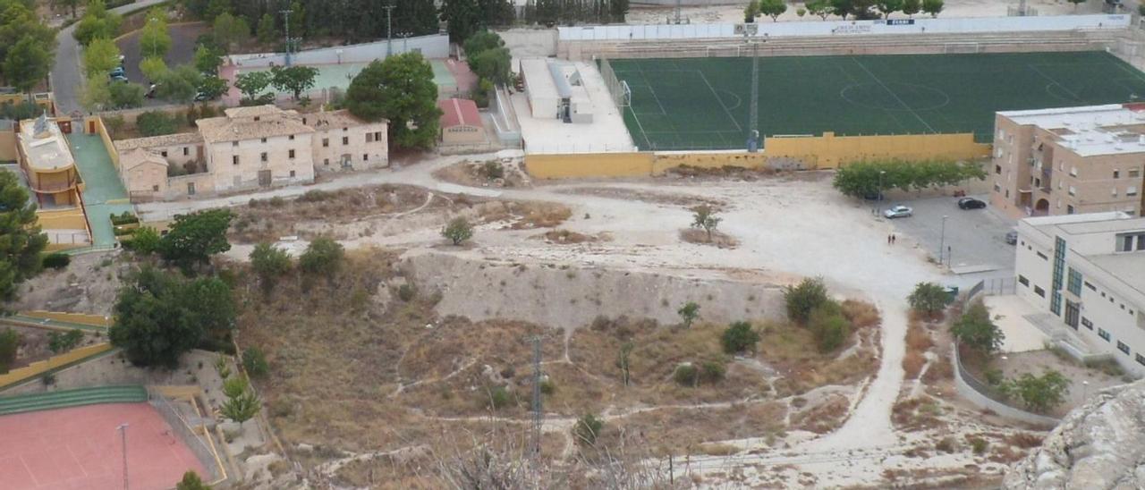 Terrenos donde se proyecta el pabellón, entre el Polideportivo, el campo de fútbol y el centro de salud. | J.A.RICO
