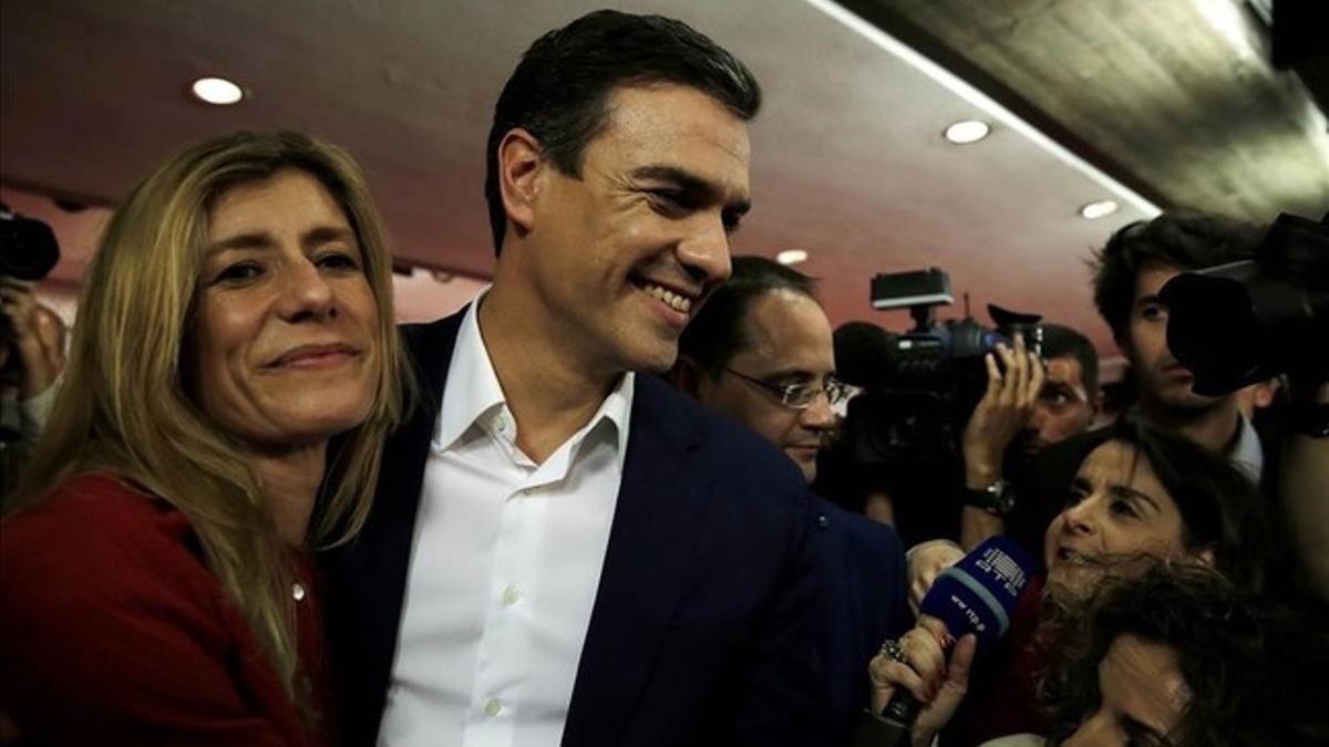 El líder y candidato del PSOE, junto a su mujer Begoña Gómez, al conocer los resultados en la sede del partido.