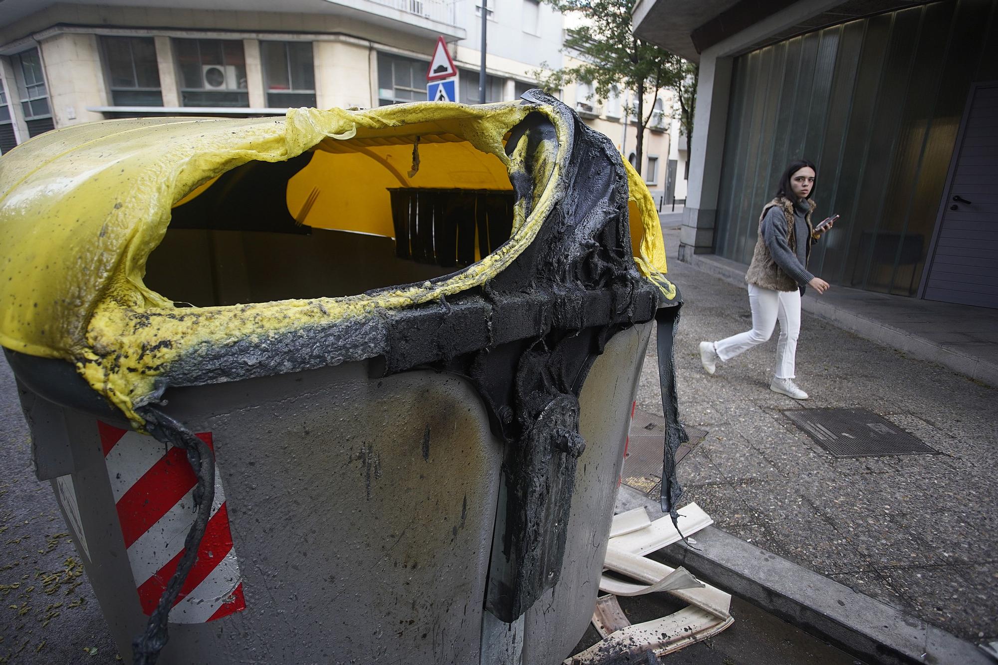 Cremen una vintena de contenidors a Girona i causen danys en façanes i vehicles