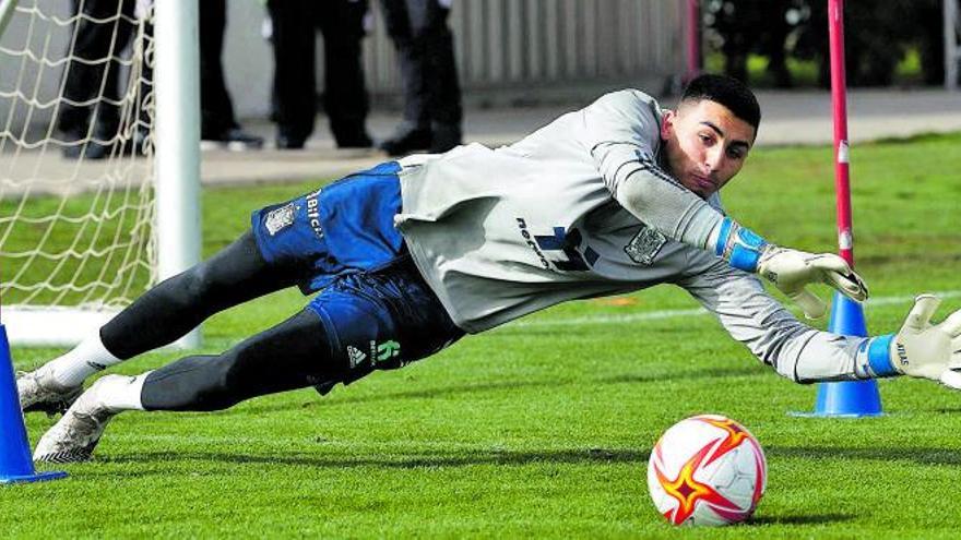 El guardameta ibicenco Leo Román pega el estirón con la selección española sub-21