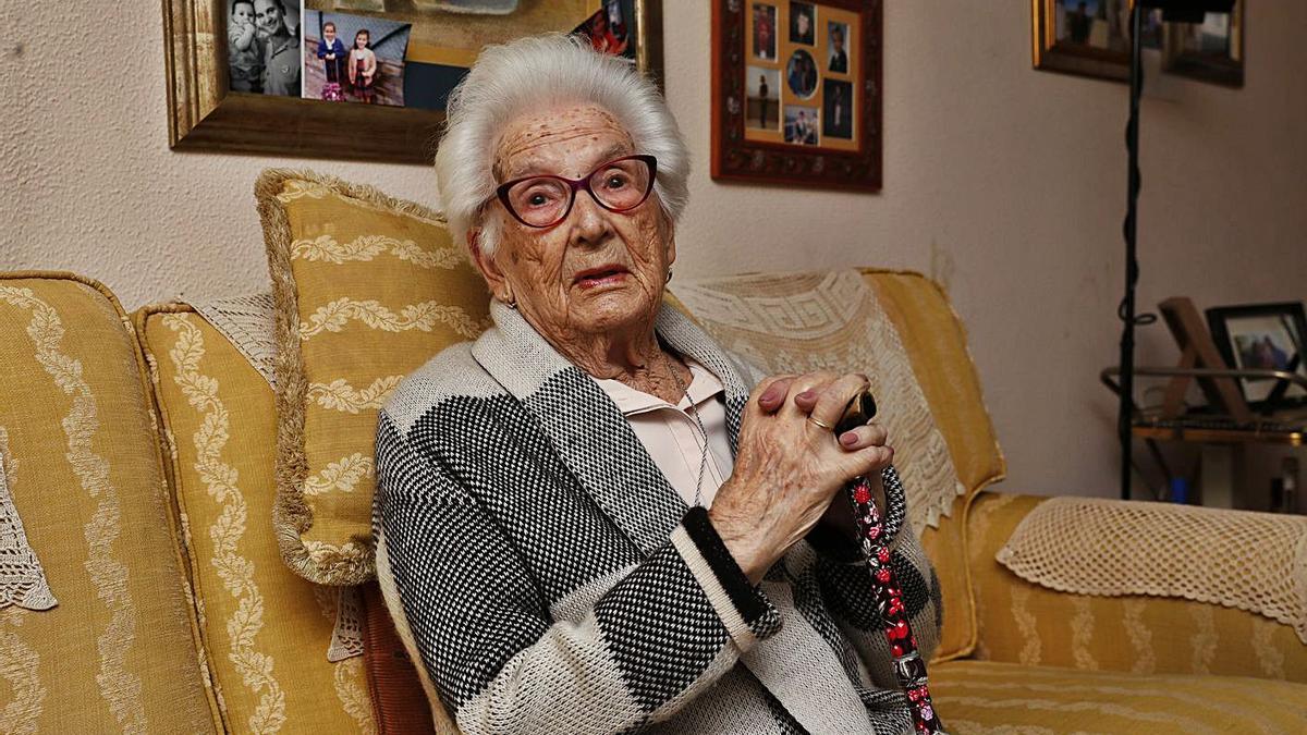 Concha Núñez, ayer, en su casa. Abajo, una captura de la reunión virtual con su familia.   | // R. GROBAS