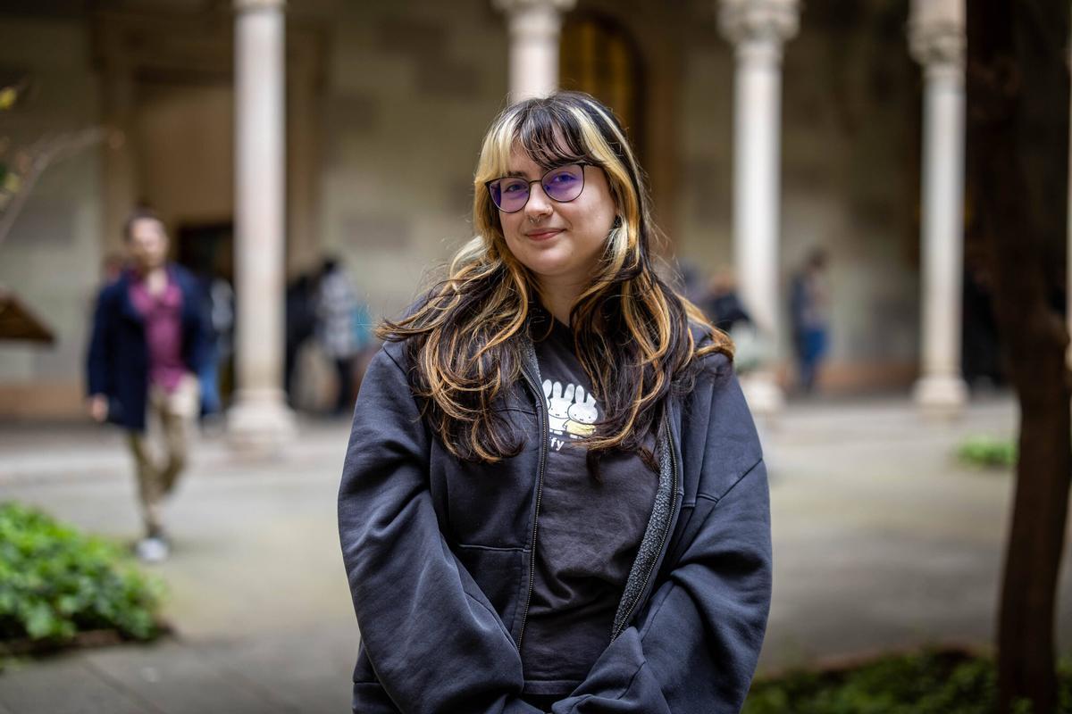 Barcelona 12/03/2026 Sociedad. Jóvenes y estudiantes de la Universidad de Barcelona hablan de si tienen carnet de conducir,se se lo quieren sacar y los motivos. - Helena,20 años. AUTOR: JORDI OTIX
