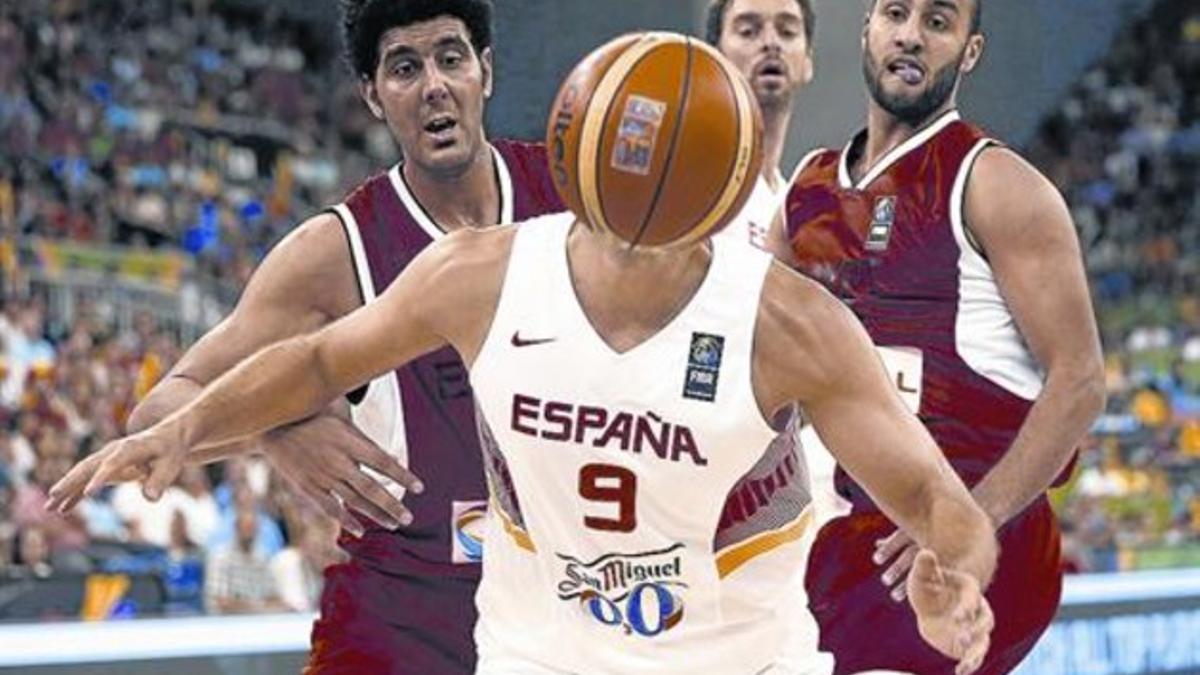 Reyes, tapado por el balón, en una acción del partido de anoche en Granada, con Pau Gasol al fondo.