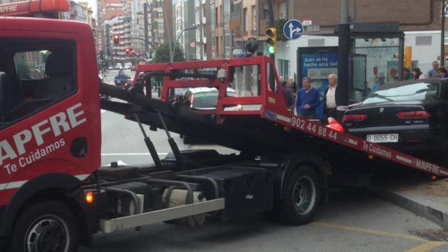 El coche accidentado en la calle Ramón y Cajal, en Gijón.