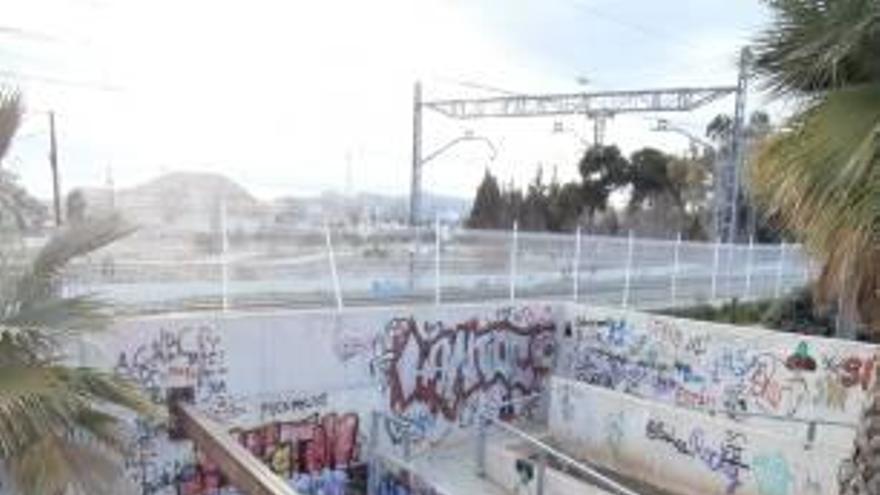 Imagen de una zona plagada de grafitis.